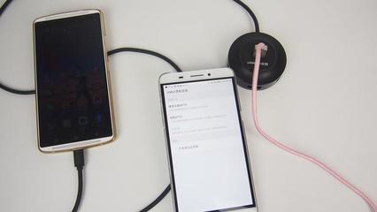 同時給四臺手機充電，能讓手機變身迷你主機的神奇數據線